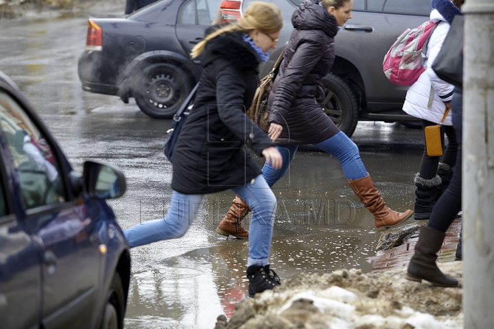 (FOTO) Zăpada murdară din Chişinău, motiv de glumă pe Internet. "Ospitalitate, tradiţie, glod"