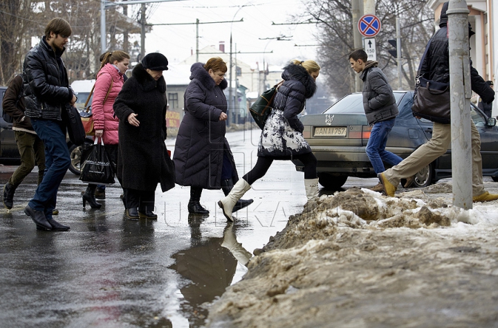 (FOTO) Zăpada murdară din Chişinău, motiv de glumă pe Internet. "Ospitalitate, tradiţie, glod"