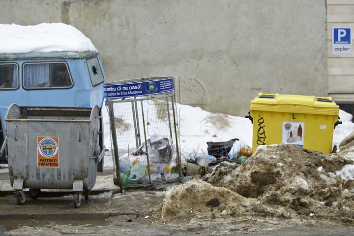 (FOTO) Zăpada murdară din Chişinău, motiv de glumă pe Internet. "Ospitalitate, tradiţie, glod"