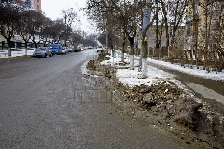 (FOTO) Zăpada murdară din Chişinău, motiv de glumă pe Internet. "Ospitalitate, tradiţie, glod"