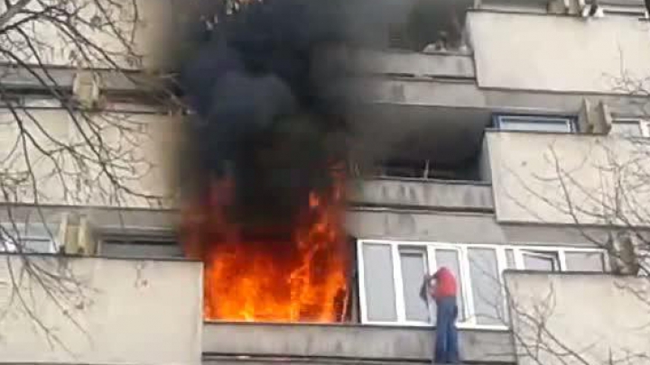 Incendiu într-un apartament de pe strada Mitropolit Dosoftei din capitală. Un bărbat a ajuns la spital