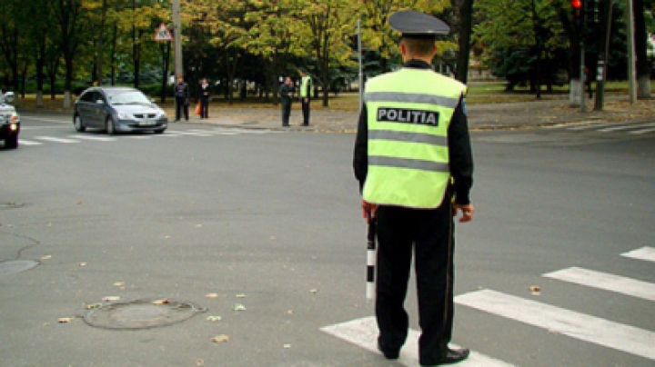 Afaceri ilegale cu permise de conducere: Şefii a două centre militare, reţinuţi de CNA în flagrant