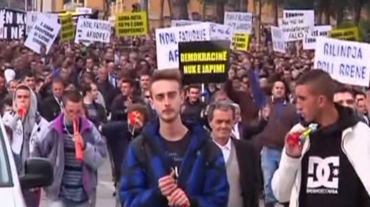 Proteste în Albania. Guvernarea a fost acuzată de eşecul privind asigurarea statutului de candidat pentru aderarea ţării la UE