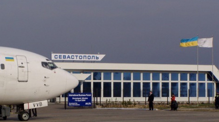 Mai multe persoane înarmate au încercuit Aeroportul "Belbek" din Sevastopol