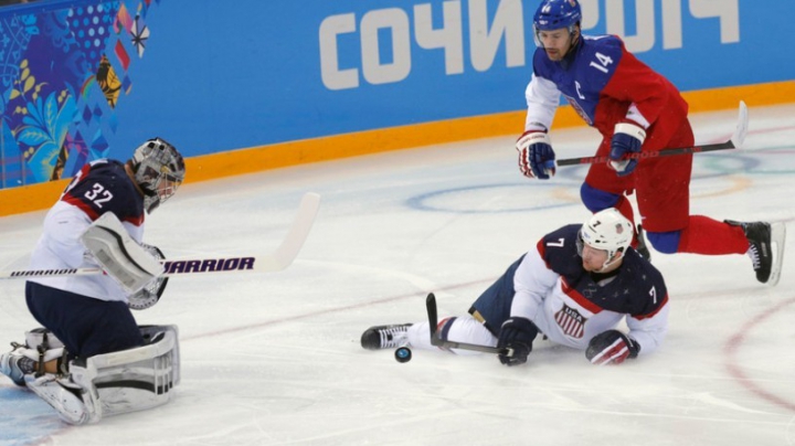 Partidă de hochei BESTIALĂ în seara de Revelion. Suporterii Bruins şi Montreal Canadiens au umplut până la refuz stadionul