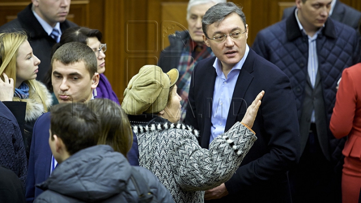 Mesaje pentru deputaţi. VEZI aici ce vor de la parlamentari vizitatorii de rând ai Parlamentului renovat 