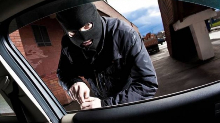 Tineri şi neliniştiţi, pasionaţi de maşini! Doi tineri sunt cercetaţi penal pentru furt de automobile