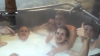 O fabrică de lactate a ajuns în vizorul Rospotrebnadzor după ce mai mulţi angajaţi au făcut baie într-o cadă cu lapte (VIDEO)