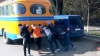 Situaţie BIZARĂ în centrul Orheiului: Mai mulţi copii împing un autobuz şcolar (VIDEO)