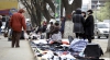 (GALERIE FOTO) Sporeşte numărul comercianţilor stradali în Chişinău. Autorităţile se fac că plouă 