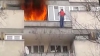 (VIDEO) Balconul unui apartament dintr-un bloc de pe strada Ismail din capitală, ÎN FLĂCĂRI