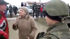 REVOLTĂTOR: Cum se apără ruşii de bătrânelele din Crimeea VIDEO