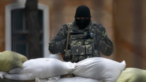 Un militar ucrainean a fost ucis într-o tentativă de luare cu asalt a unei unităţi militare din Simferopol