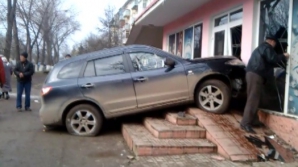 Un şofer din Floreşti a ajuns cu automobilul în supermarket. Uşa magazinului a fost blocată (VIDEO)