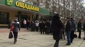 Panică şi cozi infernale la băncile din Crimeea! Autorităţile au limitat temporar retragerile de numerar