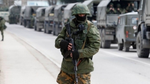 Crimeea, împânzită de soldaţi ruşi. Militarii ucraineni au fost somaţi să predea armele