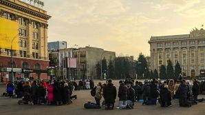 Rugăciunea de dimineaţă pentru Ucraina. Locuitorii oraşului Harcov încep ziua în genunchi în Piaţa Libertăţii