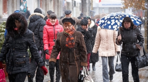 Începem săptămâna cu vreme mohorâtă şi ploi, dar cu temperaturi în creştere