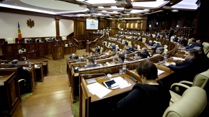 Şedinţa Legislativului a început cu o pauză de o oră solicitată de comunişti