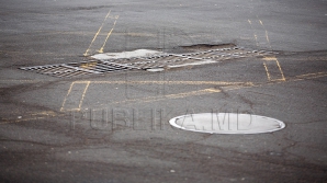Descoperire macabră! Cadavrul unui bărbat a fost găsit într-o fântână de canalizare din capitală (VIDEO)