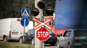 Şoferii care traversează neregulamentar calea ferată vor fi pedepsiţi drastic DETALII