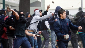 Lupte stradale în Chile: Zeci de studenţi şi elevi s-au confruntat cu poliţiştii (VIDEO)