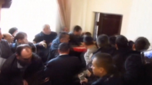 BĂTAIE VIOLENTĂ în Consiliul orăşenesc din Poltava (VIDEO)