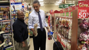 A lăsat treburile statului pentru a-şi răsfăţa femeile. Barack Obama a cumpărat cadouri pentru soţie şi fiice