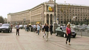 Haiduci la Kiev. Un grup de bărbaţi înarmaţi au luat prizonieri angajaţii unei bănci