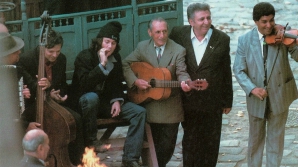 Cu taraful în curtea blocului. Un grup de petrecăreţi au cântat locatarilor "Mulţi Ani Trăiască" la miezul nopţii