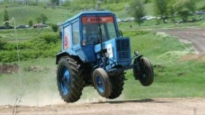 Nici în filme nu vezi aşa ceva! Un tractorist are parte de cea mai proastă zi din viaţă (VIDEO)