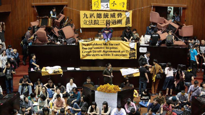 Studenţii din Taiwan au ocupat Parlamentul în semn de protest FOTO 