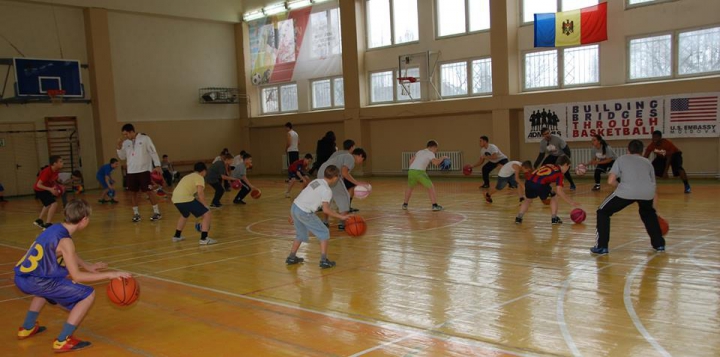 40 de tineri pasionaţi de baschet vor participa la o şedinţă foto cu ambasadorul SUA