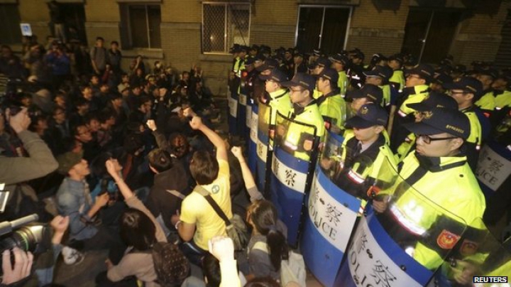 Studenţii din Taiwan au ocupat Parlamentul în semn de protest FOTO 