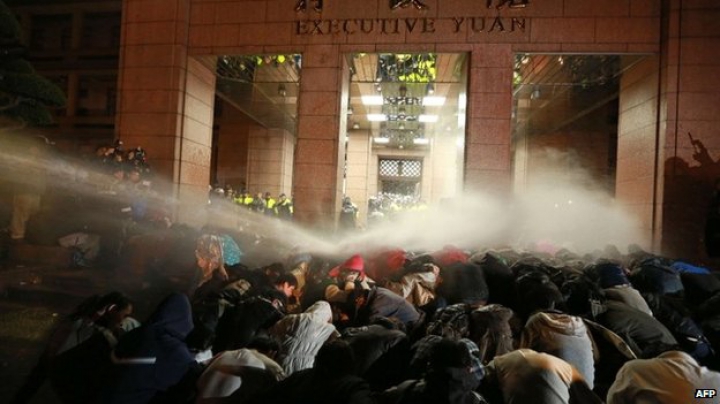 Studenţii din Taiwan au ocupat Parlamentul în semn de protest FOTO 