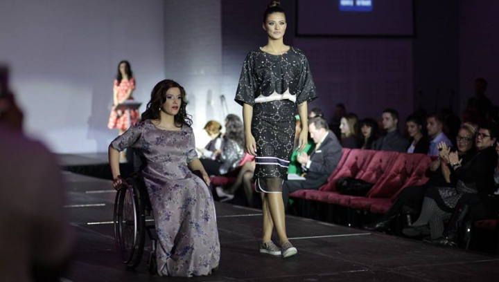 12 fete cu dezabilităţi locomotore au radiat de frumuseţe la un fashion-show alături de mai multe vedete din România (FOTO)