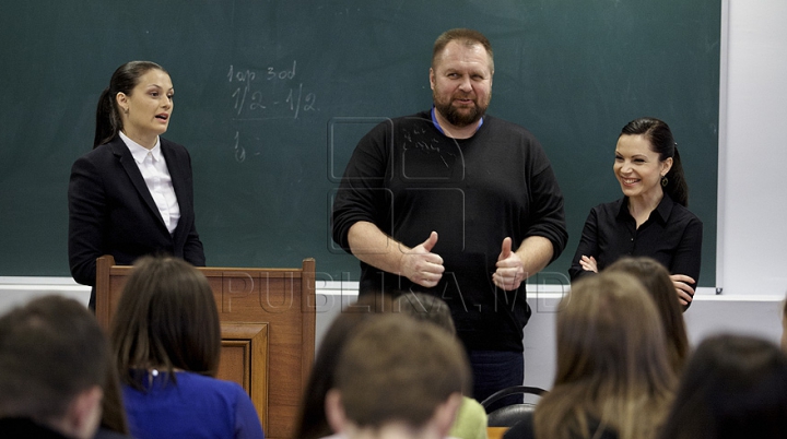 Prezentatorii emisunii FABRIKA s-au întâlnit cu studenţii de la Universitatea de Studii Europene din Moldova (GALERIE FOTO)