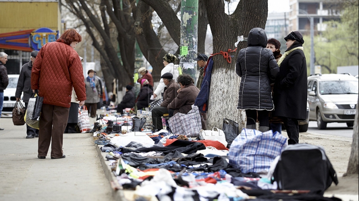 (GALERIE FOTO) Sporeşte numărul comercianţilor stradali în Chişinău. Autorităţile se fac că plouă 