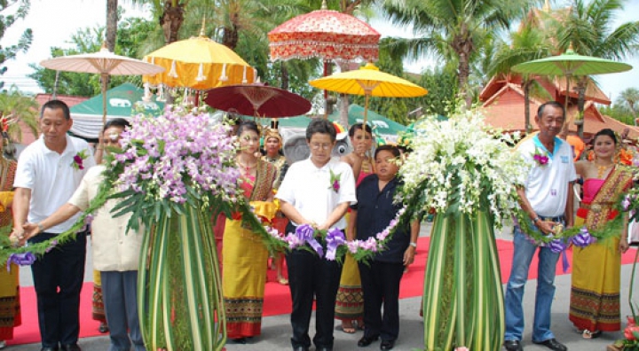 Petrecere de Ziua Elefanţilor în Thailanda. Patrupedele au primit în dar zece tone de fructe şi legume