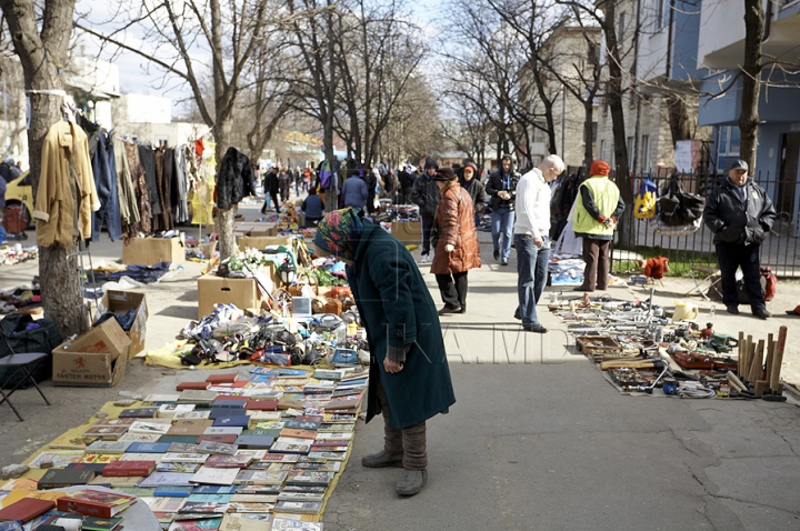 (GALERIE FOTO) Sporeşte numărul comercianţilor stradali în Chişinău. Autorităţile se fac că plouă 