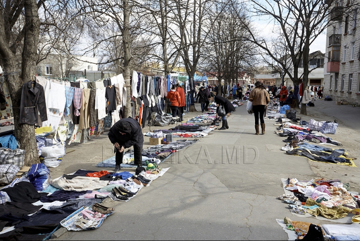 (GALERIE FOTO) Sporeşte numărul comercianţilor stradali în Chişinău. Autorităţile se fac că plouă 