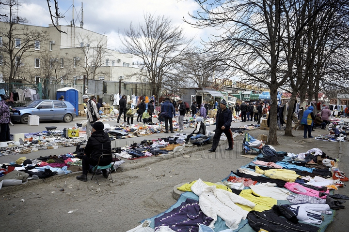 (GALERIE FOTO) Sporeşte numărul comercianţilor stradali în Chişinău. Autorităţile se fac că plouă 