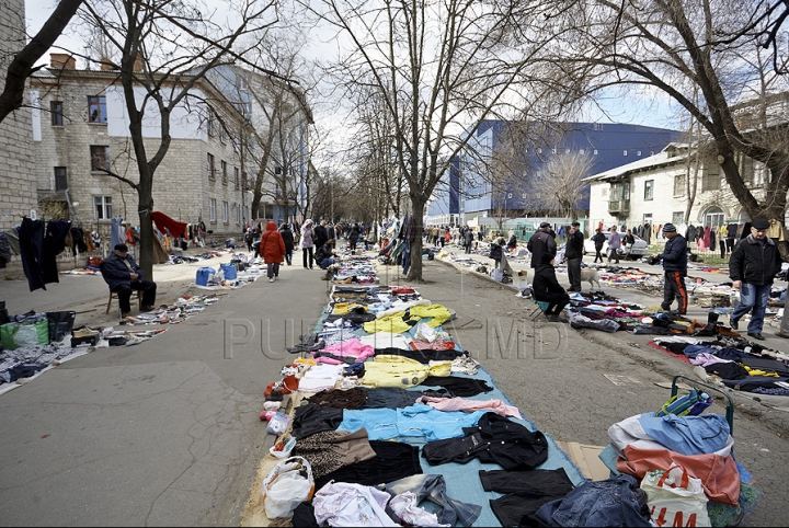 (GALERIE FOTO) Sporeşte numărul comercianţilor stradali în Chişinău. Autorităţile se fac că plouă 