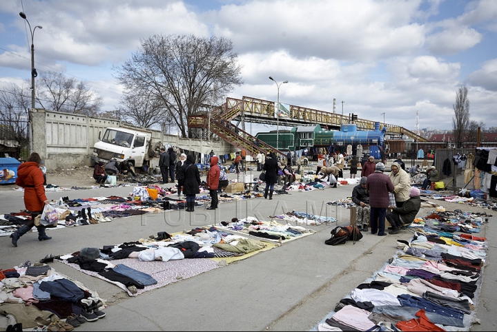 (GALERIE FOTO) Sporeşte numărul comercianţilor stradali în Chişinău. Autorităţile se fac că plouă 