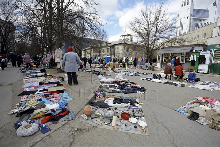 (GALERIE FOTO) Sporeşte numărul comercianţilor stradali în Chişinău. Autorităţile se fac că plouă 