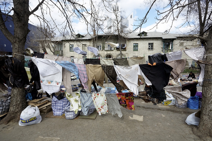 (GALERIE FOTO) Sporeşte numărul comercianţilor stradali în Chişinău. Autorităţile se fac că plouă 