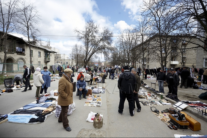 (GALERIE FOTO) Sporeşte numărul comercianţilor stradali în Chişinău. Autorităţile se fac că plouă 