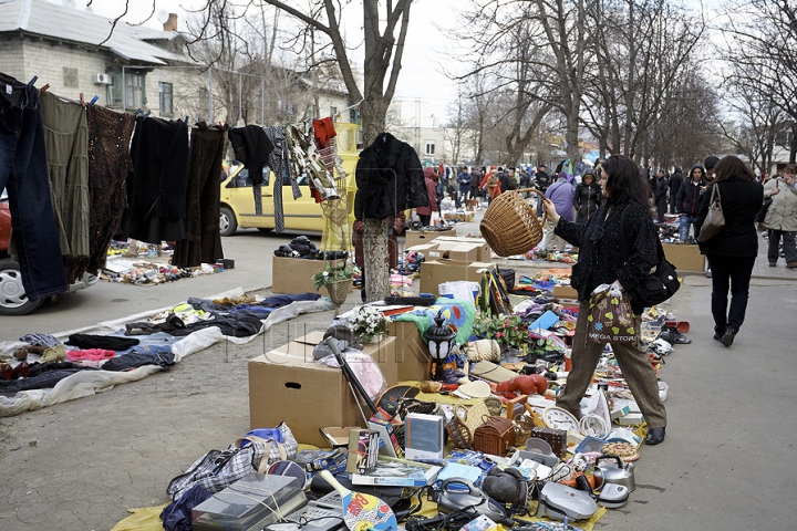 (GALERIE FOTO) Sporeşte numărul comercianţilor stradali în Chişinău. Autorităţile se fac că plouă 