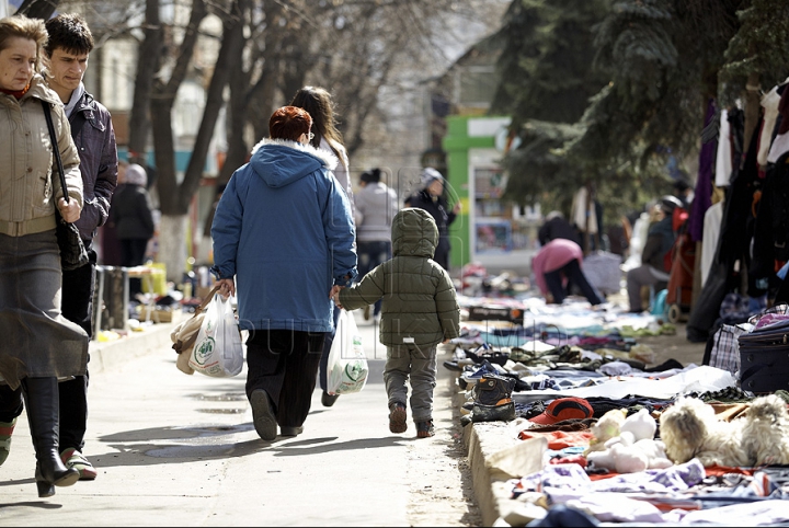 (GALERIE FOTO) Sporeşte numărul comercianţilor stradali în Chişinău. Autorităţile se fac că plouă 