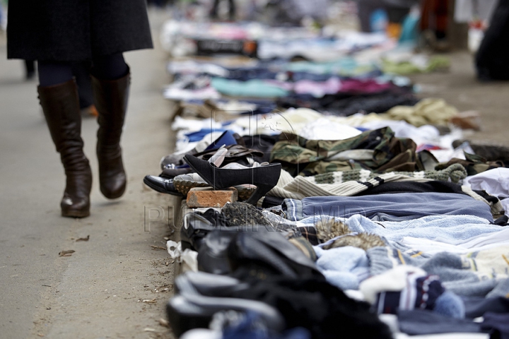 (GALERIE FOTO) Sporeşte numărul comercianţilor stradali în Chişinău. Autorităţile se fac că plouă 